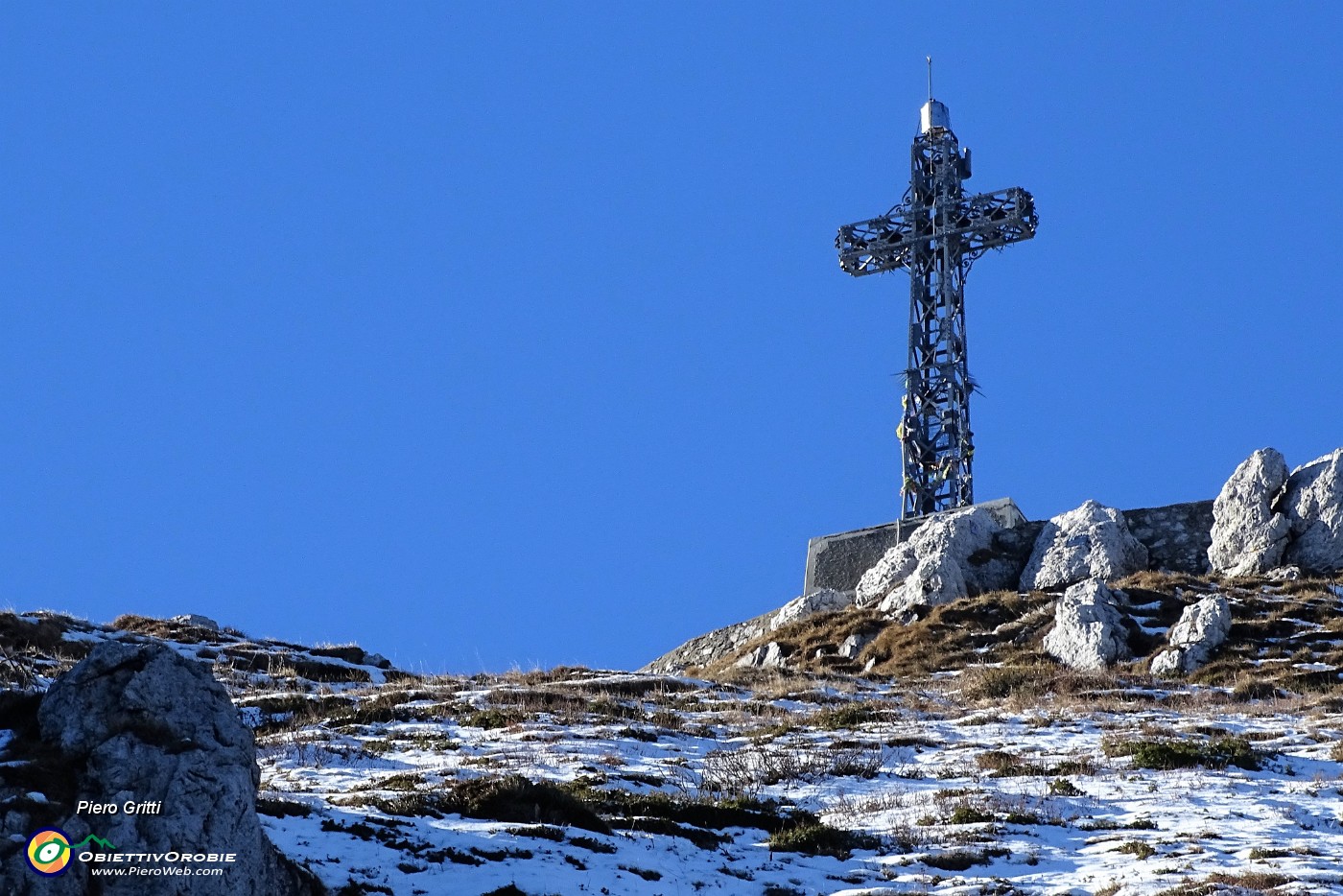 46  Zoom sulla croce di Punta Cermenati-Resegone.JPG